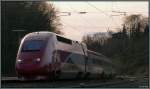 Leise kommt er daher,der Thalys auf Durchfahrt am Bahnhof in Eschweiler (Rhl).