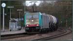 Vorbei am Bahnsteig in Eschweiler,die belgische 2838 mit einen gemischten Güterzug am Haken,auf den Weg nach Köln Gremberg.