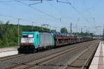 Cobra-Lok 2806 rast am 05/06/2010 mit einem langen Güterzug durch den Bahnhof Düren in Richtung Aachen-West.