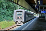 MF 5081 der Danske Statsbaner (DSB) als IC 5737 nach Fredericia st (DK) steht in seinem Startbahnhof Flensburg (D) auf Gleis 1.
Aufgrund des Bahnhofsdachs und der Sonneneinstrahlung herrschte eine durchaus schwierige Lichtsituation vor.
[3.8.2019 | 10:11 Uhr]