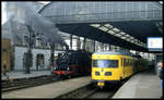 Der NS Triebwagen BK 179 steht hier am 13.5.1995 um 12.27 Uhr neben der 64491 mit Sonderzug nach Alsdorf im HBF Aachen.