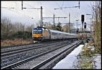 NS 193935 fährt hier am 15.01.2024 um 11.00 Uhr mit dem internationalen IC 145 von Amsterdam nach Berlin durch den Bahnhof Lotte.