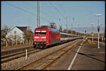 Mit dem schweizer EC 9 am Haken ist hier am 2.3.2022 um 8.52 Uhr die DB 101098-2 bei der Durchfahrt in Lengerich in Westfalen zu sehen. 