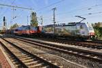 386 020-2 durchfährt am 30.9.2017 mit einem Containerzug den Dresdener Hauptbahnhof in westlicher Richtung.