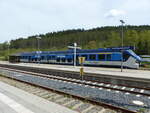 Die Bahnsteige 2 und 3 am 14.05.2022 in Johanngeorgenstadt. Am Bahnsteig 3 steht der ČD 844 024-0 als Os 17111 nach Karlovy Vary dolni n.