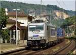 386 019 der HHLA durchfährt mit ihren Güterzug den Haltepunkt Stadt Wehlen.