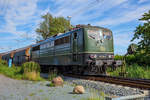 SRI Lok der BR 151 ausfahrend mit einem Kreidezug in Lacken.