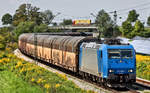 Die 185 528-7 fährt am 22.8.2017 in Langenisarhofen mit einem Altmann Autotransportzug vorbei.