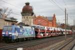 Die Albatroslok 152 135-0 am 14.12.2011 mit VW Autozug in Rathenow 