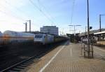 185 637-6 von  der Rurtalbahn-Cargo kommt mit einem langen Autozug aus Norden und hält in Würzburg-Hbf an und fährt weiter in Richtung Nürnberg.