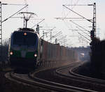 Am 25.02.17 konnte 193 821 mit ihrem Containerzug bei Gernsheim aufgenommen werden. 
Da der Block noch durch einen Regionalzug belegt war, musste der Zug stark einbremsen, was man gut an den Wagen erkennt. 