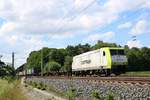 185 007 Captrain als Containerzug fährt in Radbruch auf der Bahnstrecke Hannover–Hamburg (KBS 110) Richtung Lüneburg.