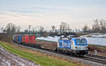 Die 193 882 fährt gegen Abend in Langenisarhofen mit einem Containerzug nach Süd.Bild 11.12.2017