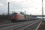 Am 11.12.2016 fuhr Beacon Rail/Crossrail 185 596-4  Suzy  mit einem  P&O -Containerzug durch Müllheim (Baden) im Markgräflerland in Richtung Freiburg (Breisgau).