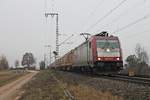 Bei Müllheim (Baden) auf der KBS 703 fuhr am 20.12.2016 die Beacon Rail/Crossrail 185 591-5 mit ihrem Containerzug, den sie in Aachen West von einer Class 66 übernommen hatte, weiter in