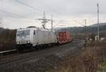 185 418-3 TXL mit einem Containerzug auf dem Weg in den Norden, fotografiert bei Friedland am 26.01.2018