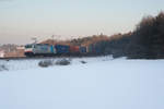 185 639-2 der Rurtalbahn mit einem Containerzug bei Edlhausen Richtung Regensburg, 21.01.2017