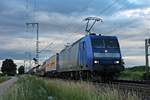 Mit einem Containerzug fuhr am Abend des 06.06.2017 die ATLD/XRAIL 145-CL 203 (145 099-8) nördlich von Müllheim (Baden) gen Schweiz.