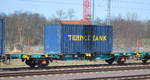 Belgischer Containertragwagen vom Einsteller LINEAS Group NV/SA mit der Nr. 23 RIV 88 B-LNS 4435 243-1 Lgns in einem gemischten Güterzug am 18.03.20 Magdeburg Hbf.