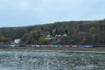 Die Elektrolokomotive 482 033-8 zieht Anfang April 2021 einen Containerzug, so gesehen auf der linken Rheinstrecke bei Remagen.