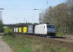 185 548-5 der ITL bei der Durchfahrt mit ihrem Containerzug aus dem Hamburger Hafen am 18.04.09 in Radbruch.