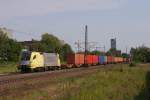 TXL ES 64 U2-011 mit einem Containerzug in Hamburg-Unterelbe am 18.08.2011