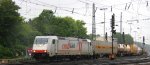 185 579-0  Adriana  von Crossrail fhrt mit einem langen Containerzug aus Genk-Zuid-Haven(B) nach Gallarate(I) bei der Ausfahrt aus Aachen-West und fhrt in Richtung Aachen-Hbf,Kln bei Regenwetter am