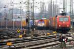 145 CL-014 von Crossrail fährt mit einem langen Containerzug aus Zeebrugge(B) nach Gallarate(I) bei der Abfahrt aus Aachen-West und fährt in Richtung Aachen-Hbf,Köln,  und im