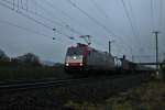 Beacon Rail/Crossrail 185 592-3 am 22.11.2013 mit einem bunten Containerzug bei der Durchfahrt in Müllheim (Baden) gen Norden.