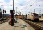 185 601-2 von Crossrail kommt aus Richtung Aachen-West und fährt durch den Aachener-Hbf in Richtung Köln mit einem langen P&O Ferrymasters Containerzug aus Zeebrugge(B) nach Gallarate(I).