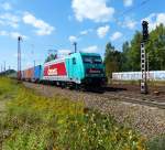 Emons 185 612 zieht am 28.08.2014 einen Containerzug durch Leipzig-Thekla.