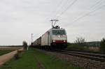 Am 18.04.2014 fuhr Crossrail 185 580-8 mit einem Containerzug nördlich von Müllheim (Baden) am Örtchen Hügelheim gen Süden vorbei.