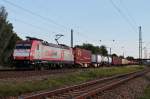 Am Abend des 06.06.2014 fuhr die saubere Crossrail 185 590-7 mit einem Containerzug nach Belgien durch den Bahnhof von Orschweier.