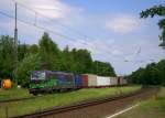 193 213 von Ell im Auftrag von Wiener Lokalbahnen Cargo AG mit einem Containerzug am 28.05.2015 durch Kerzell Richtung Süden.