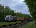 182 521 (ES64 U2-021) der Wiener Lokalbahnen Cargo AG mit einem Containerzug am 28.05.2015 bei Kerzell in Richtung Süden.