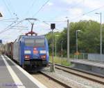 152 135-0 der TFG Transfracht durchfährt am 25.8.2015 mit einem Containerzug, kommend von Lübeck-Travemünde Skandinavienkai, den neuen Haltepunkt Lübeck-Dänischburg IKEA Richtung Lübeck.