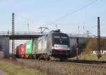 182 527 zieht am 17.Mrz 2015 einen Containerzug durch Retzbach-Zellingen in Richtung Wrzburg.