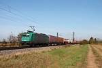 185 576-6 am 31.10.2014 mit einem bunten Containerzug nördlich von Müllheim (Baden) bei Hügelheim und fuhr in Richtung Schweizer Grenze.