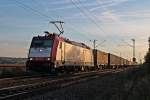 185 597-2 am 31.10.2014 mit einem Containerzug von Italien nach Aachen West/Antwerpen zwischen Müllheim (Baden) und Buggingen und fuhr gen Freiburg.