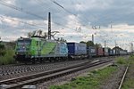 Durchfahrt am 18.04.2015 von 185 152-6  k+s  mit einem Containerzug und fuhr aus Richutng Basel durch den Bahnhof von Müllheim (Baden) gen Norden.