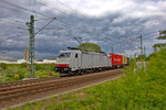 185 579-0 fährt mit einem Containerzug in den Hafen Hamburg-Harburg hinunter.Bild Mai 2016