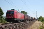 Mit einem Containerzug nach Aachen West/Antwerpen fuhr am 10.07.2015 die 185 596-4  Suzy  bei Hügelheim in Richtung Freiburg.