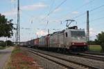 Durchfahrt am 18.08.2015 von Maquarie Rail/Crossrail 185 580-8  Jana  zusammen mit der Wagenlok Beacon Rail/Crossrail 185 592-3 und einem Containerzug aus Aachen West in Müllheim (Baden) gen