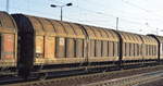 Zwei kurzgekuppelte zweiachsige Wageneinheiten mit Aluminiumhaube (Schiebewandwagen) vom Einsteller TRANSWAGGON AB mit der schwedischen Registrierungs-Nr. 24 RIV 74 S-TWA 421 8 023-5 Laaiis 985 Heimatbahnhof: Helsingborg Gb Ladegut: Stückgüter am 24.03.18 Bf. Flughafen Berlin-Schönefeld.