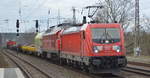 DB Cargo AG [D] mit  187 163-1  [NVR-Nummer: 91 80 6187 163-1 D-DB] +  232 209-7 
[NVR-Nummer: 92 80 1232 209-7 D-DB] und gemischtem Güterzug am Haken am 25.02.20 Bf. Saarmund.