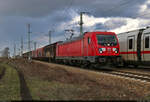 Dem für Paramount+ werbenden Tz 9019 entgegen kommt an der Leipziger Chaussee (B 6) ein gemischter Gz mit 187 163-1 Richtung Abzweig Halle Thüringer Bahn.

🧰 DB Cargo
🕓 15.3.2023 | 15:35 Uhr