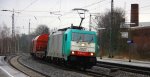 Die Cobra 2827 kommt durch Eschweiler-Hbf mit einem gemischten Gterzug aus Kln-Gremberg nach Antwerpen-Noord(B) und fhrt in Richtung Aachen bei Regenwetter am 3.1.2013.