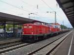 212 347-9 und 218 139-4 ziehen einen Flachwagenzug am06.10.2011 durch Schwetzingen     