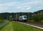 Hupac Taurus ES 64 U2 100 ist mit einem Stahlrollenzug am 18.09.2012 in Kurort Rathen