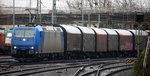 185 515-4 von Railtraxx kommt aus Richtung Köln,Aachen-Hbf,Aachen-Schanz mit einem langen Coilzug aus Linz-Voestalpine(A) nach Antwerpen-Waaslandhaven(B) und fährt in Aachen-West ein.